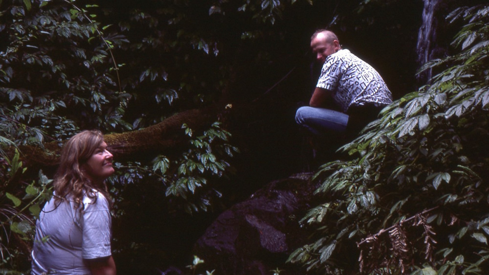 Val Plumwood (vlevo) s aktivistou a pouličním hudebníkem Seanem Kenanem (1987)