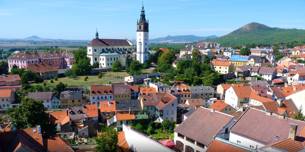 Litoměřice – dómský pahorek, katedrála Sv. Štěpána se zvonicí, v pozadí vrch Radobýl (reprofoto).